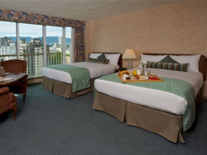 Coast Plaza Hotel And Suites Vancouver Bagian luar foto