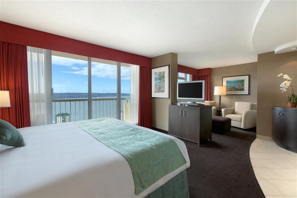 Coast Plaza Hotel And Suites Vancouver Bagian luar foto